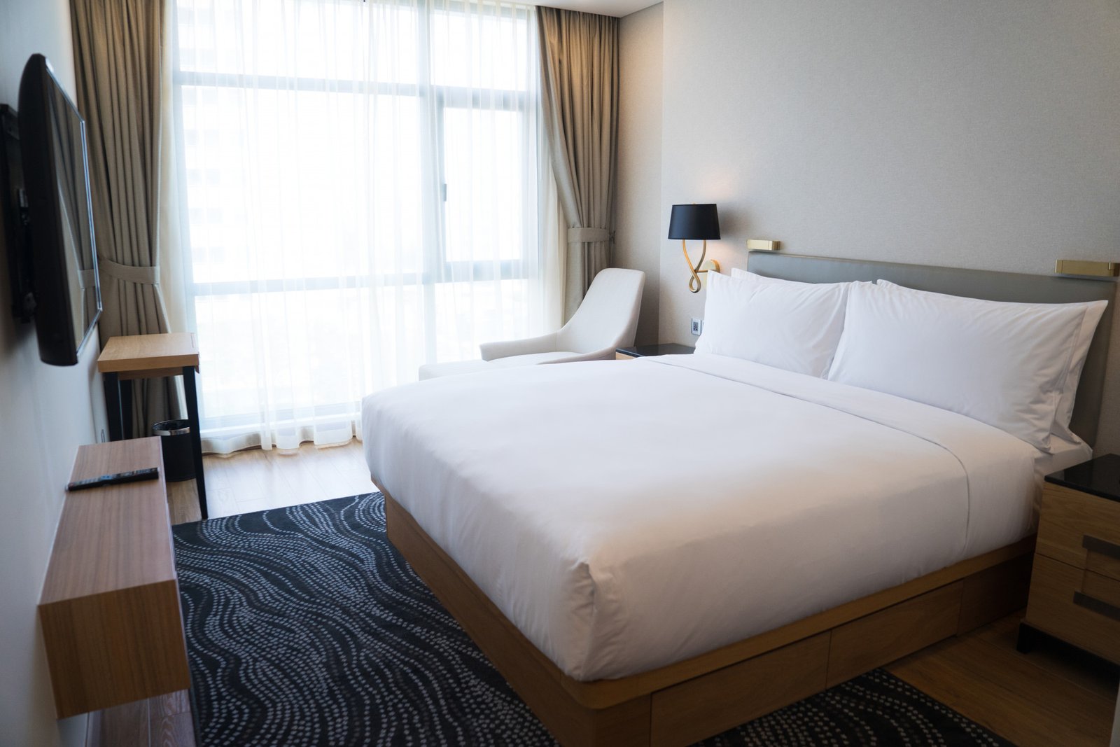 small-hotel-bedroom-with-white-walls-panoramic-window